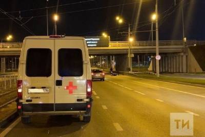 Байкер погиб, врезавшись в авто, попавшее в ДТП со скорой в Казани - kazan.mk.ru - Казань