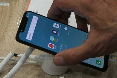 Денис Кусков - Россиян предупредили о скрытых поборах при покупке смартфона - lenta.ru