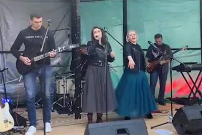 В российском городе соседи создали кавер-группу и отыграли концерт во дворе - lenta.ru - Россия - Нижний Новгород