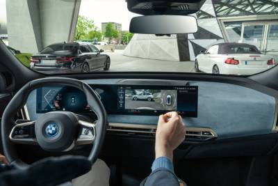 Видео дня: Электрокроссовер BMW iX самостоятельно заряжается и моется на парковке - itc.ua - Украина