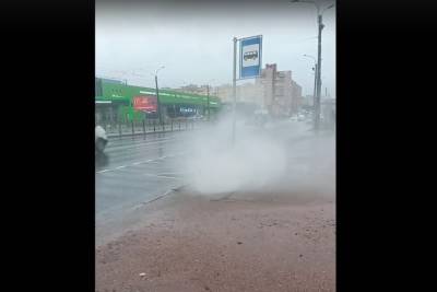На проспекте Просвещения из-под земли хлещет фонтан воды - spb.mk.ru