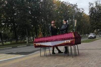 Поставившую гроб с телом у администрации Балашихи вызвали к следователю - lenta.ru - Московская обл.