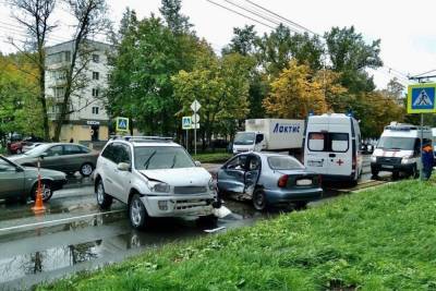 Молодой новгородец на «Шевроле Ланос» учинил ДТП на Большой Санкт-Петербургской - mk.ru - Великий Новгород