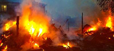 Огонь уничтожил два гаража рядом с жилым домом в районе Карелии (ФОТО) - stolicaonego.ru - Олонец - республика Карелия