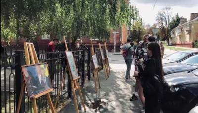 Александр Тарнавский - Активисты поддержали патриотов выставкой под стенами суда - politeka.net - Украина - Чернигов