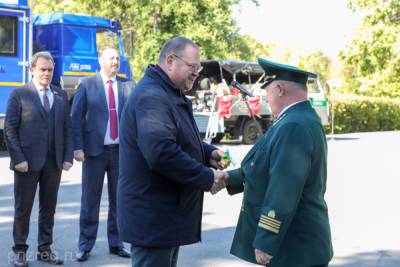 Олег Мельниченко - Олег Мельниченко передал ключи от новых машин представителям лесной отрасли - mk.ru - Россия - Пензенская обл.