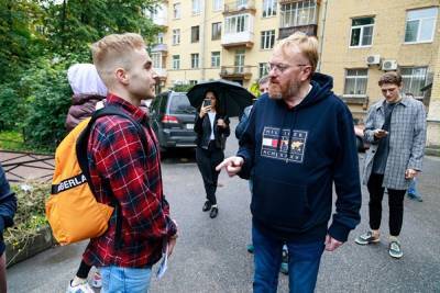 Виталий Милонов - Милонов поругался с избирателями, пришедшими к нему на встречу - znak.com - Россия - Санкт-Петербург