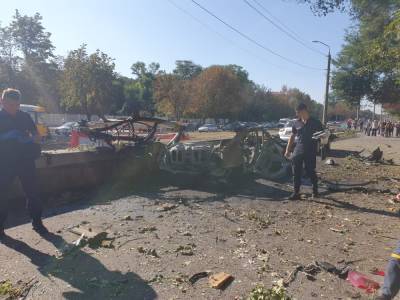 Богдан Хмельницкий - В Днепре при взрыве автомобиля погибли спикер ГСЧС и ветеран АТО: происшествие расследуют как теракт - vchaspik.ua - Украина