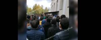 В Казани мигранты пытались штурмом взять здание УФМС - runews24.ru - Казань - район Ново-Савиновский