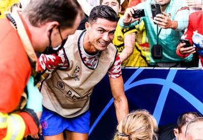 Криштиану Роналду - Cristiano Ronaldo - Сбил с ног: Роналду попал мячом по девушке-стюарду перед матчем ЛЧ (фото) - sharij.net - Англия