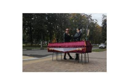 СК вызвал женщину, поставившую гроб с телом сестры у администрации Балашихи - mk.ru - Москва - Россия - Московская обл.