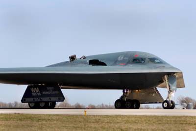 Бомбардировщик B-2 ВВС США совершил аварийную посадку - rusjev.net - США - штат Миссури
