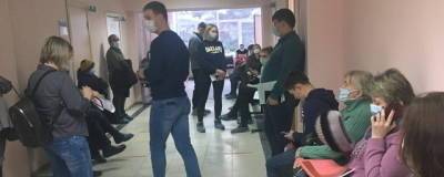Коллапс в тюменских клиниках: в очередях собирается до 100 человек - runews24.ru - Тюмень