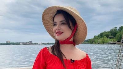 Наталья Королева - Пользователи высмеяли Наташу Королеву за дешевый отель и старые тапки - 5-tv.ru - Турция