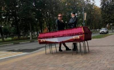 СК начал проверку после того, как в Балашихе женщина поставила гроб с телом сестры у мэрии - znak.com