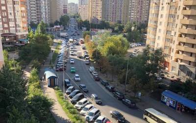 В Киеве на Позняках ввели плату в 70 грн за парковку на улице – журналист - korrespondent.net - Украина - Киев