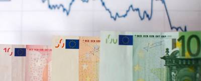 Курс евро в России опустился до 85,7 рубля впервые за последние 13 месяцев - runews24.ru - Россия