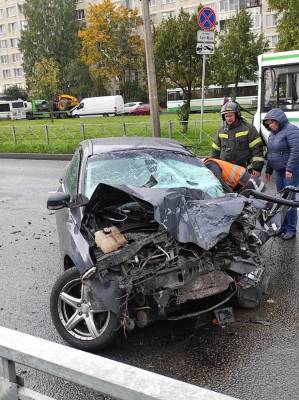 В Колпино лоб в лоб столкнулись пассажирский автобус и легковушка — фото - ivbg.ru - Украина
