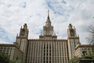 Двадцать руферов залезли на шпиль Главного здания МГУ - mk.ru