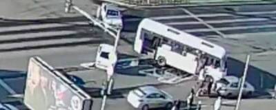 В Красноярске на Взлетной после ДТП топливо из бензобака автобуса залило проезжую часть - runews24.ru - Красноярский край - Красноярск