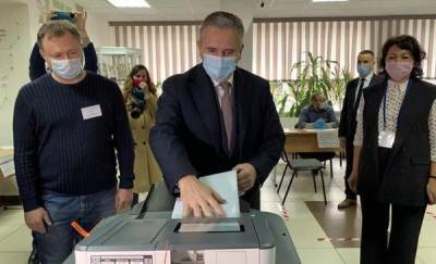 Александр Моор - Губернатор Тюменской области Александр Моор принял участие в голосовании на своем избирательном участке - news.megatyumen.ru - Россия - Тюмень - Тюменская обл.