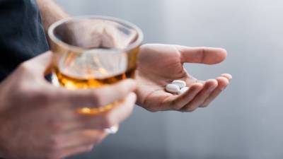 Врач объяснила, когда употребление алкоголя вместе с лекарствами может привести к смерти - 5-tv.ru
