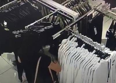 Приоделась: толстовки, кроссовки, пижамы, рюкзаки и жилеты украла липчанка (видео) - lipetskmedia.ru - Россия - Липецкая обл.