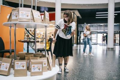 150 канвертаў для кніг і 20 метраў пакавальнай паперы. У OldCity прайшоў таямнічы буккросінг «Спатканне з кнігай наўслеп». OZ паведаміў «Гродзенскай праўдзе» пра цікавыя дэталі і вынікі акцыі - grodnonews.by - Белоруссия