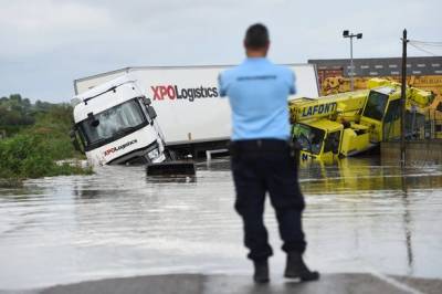 Внезапное наводнение затопило города и деревни на юге Франции - unn.com.ua - Украина - Киев - Франция