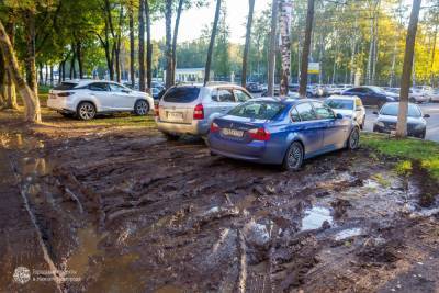 Глеб Никитин - Водители паркуются на газонах у нижегородского парка «Швейцария» - vgoroden.ru - Швейцария - Нижегородская обл. - Нижний Новгород - Нижний Новгород