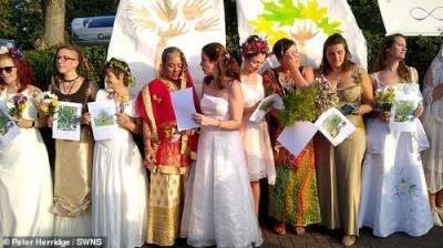 70 женщин «вышли замуж» за десятки деревьев в отчаянной попытке предотвратить их вырубку - argumenti.ru