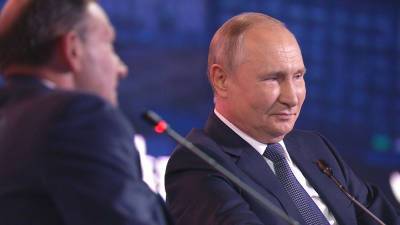 Владимир Путин - Путин сообщил о нескольких десятках заболевших коронавирусом в его окружении - tvc.ru - Россия - Душанбе