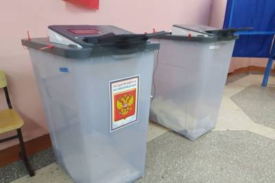В Омской области член участковой комиссии со скандалом выбил дно ящика с выборными бюллетенями - omsk.mk.ru - Омская обл.