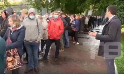 В Красноярске глава избиркома попросил толпу не голосовать сегодня. Его проигнорировали - znak.com - Россия - Красноярск