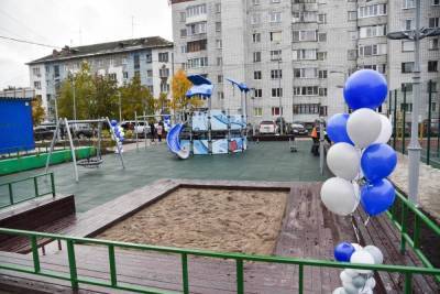 В Мурманске отремонтировали двор на перекрестке улицы Карла Либкнехта и переулка Водопроводный - murmansk.mk.ru - Мурманск