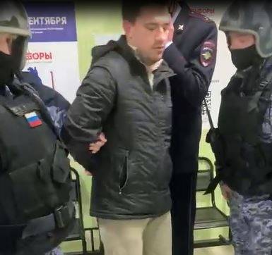 В Петербурге задержан член УИК с правом решающего голоса. Его в наручниках увезли в отдел - znak.com - Санкт-Петербург