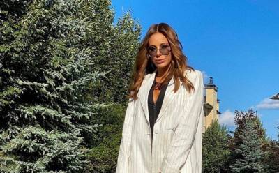 Ани Лорак - "Дыньки" едва не выпали из декольте: Ани Лорак подразнила фанатов аппетитными формами - ukrainianwall.com - Украина