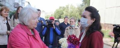 Оксана Фадина - Мэр Омска проверила ремонт дома на улице Попова, пострадавшего в июне от пожара - runews24.ru - Омск