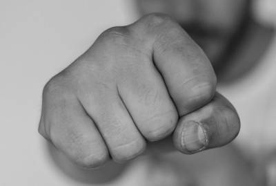 На Херсонщине во время родительского собрания избили замдиректора - kp.ua - Украина - Херсонская обл.