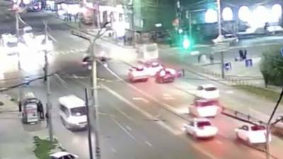 Очевидцы помогли перевернуть маршрутку после ДТП с пострадавшими в Омске - iz.ru - Израиль - Омск