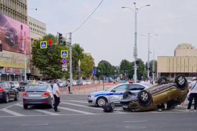В центре Краснодара иномарка опрокинулась на патрульную машину - kuban.mk.ru - Краснодар