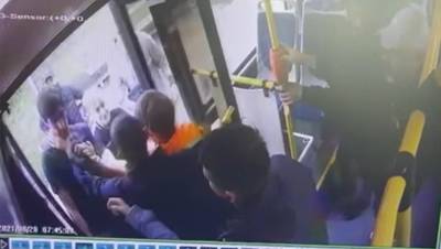 Полиция показала видео потасовки со стрельбой в автобусе на Энтузиастов - dp.ru - Ленинградская обл. - Санкт-Петербург