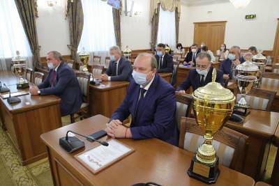 Василий Голубев - Переходящие кубки за лучший урожай вручили лидерам уборочной кампании Дона - dontr.ru