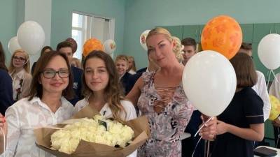 Анастасия Волочкова - Алена Миро - Миро пристыдила Волочкову за развратный наряд на школьной линейке - 5-tv.ru