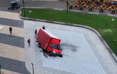 Виталий Кличко - В центре Киева грузовик повредил новый фонтан - korrespondent.net - Украина - Киев