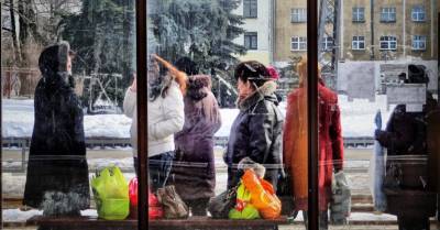 Рижские остановки общественного транспорта остались осенью без навесов - rus.delfi.lv - Рига - Латвия