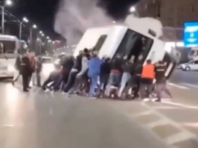 В Омске прохожие перевернули автобус, чтобы спасти пострадавших в ДТП - bloknot.ru - Омск