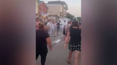 Воронежского блогера-провокатора толпой избили в Геленджике: появилось видео - vestivrn.ru - Геленджик