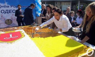 Дюк угощает: в День города одесситы лакомились мега-тортом - odessa-life.od.ua - Украина