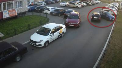 В воронежском ЖК неизвестный водитель снёс 2 припаркованных авто: появилось видео - vestivrn.ru - Воронеж